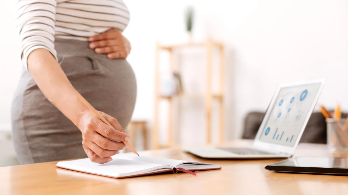Decizie CCR privind concediul de risc maternal. Ce a stabilit Curtea pentru femeile asigurate pe cont propriu