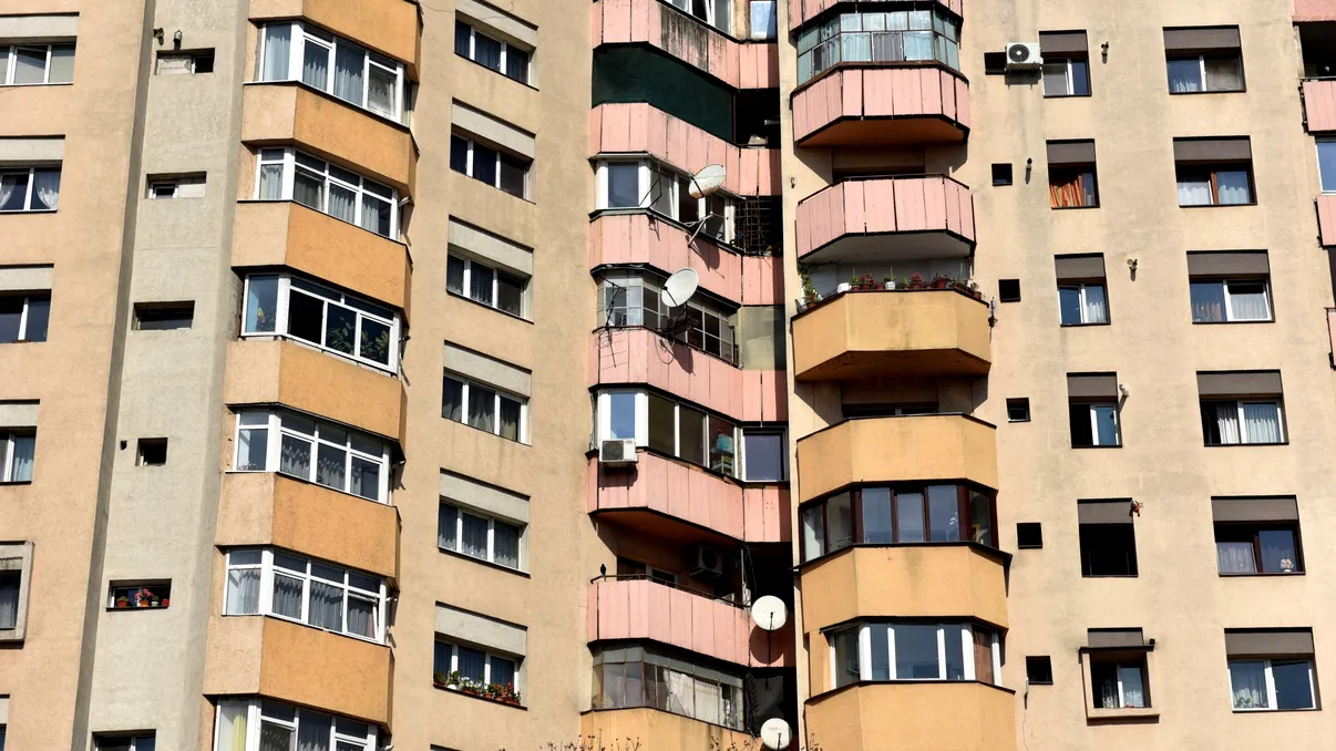 Închiderea balconului la bloc. Când este necesară autorizația și ce documente cere legea