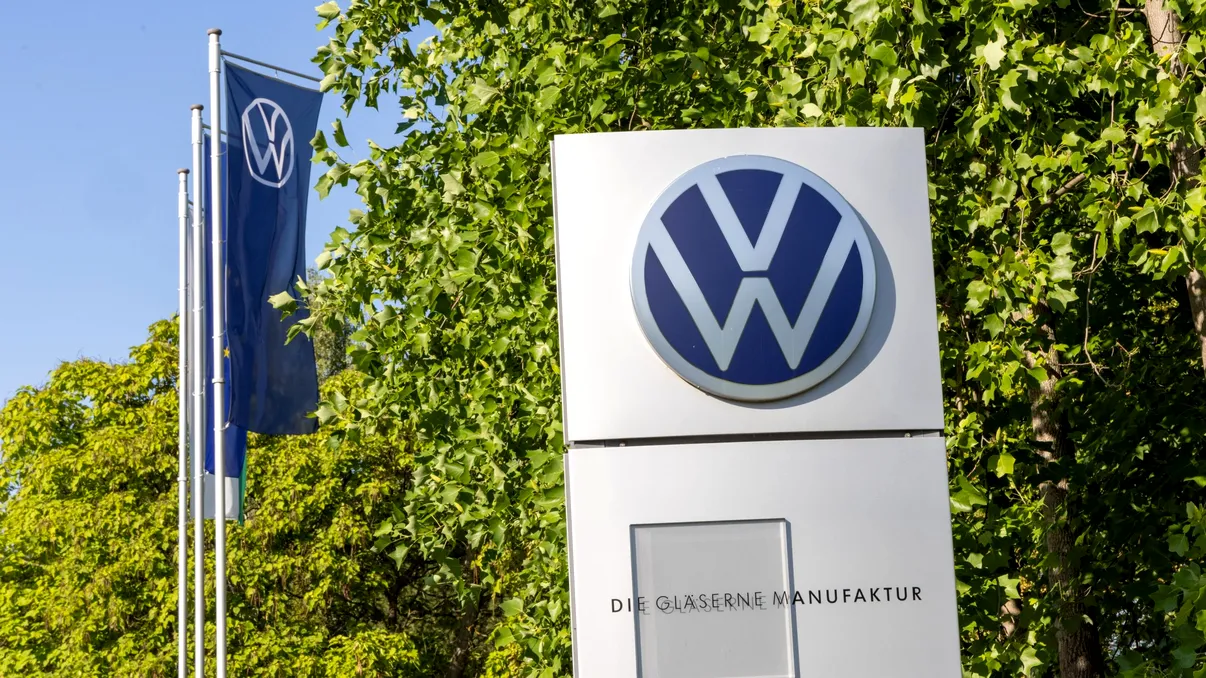 Lovitură pentru industria auto germană. Volkswagen pregăteşte concedierea a 50.000 de angajați, ce se întâmplă cu fabricile
