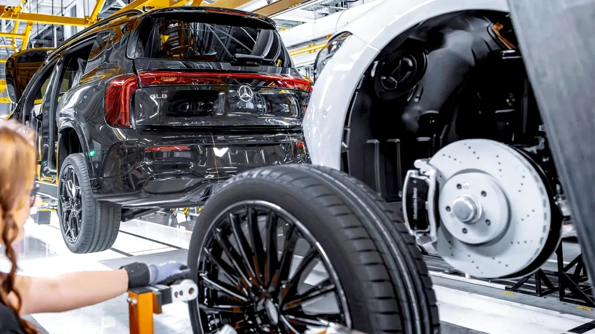 Mercedes ar putea închide două fabrici din Germania. Gigantul auto avertizează că producția locală nu mai este competitivă