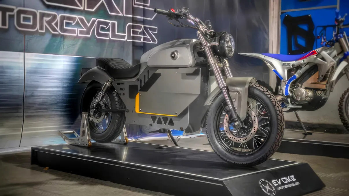 Motocicleta electrică de aproximativ 4.300 de euro care ajunge la 120 km/h: Evoke Nrgy vine și în Europa