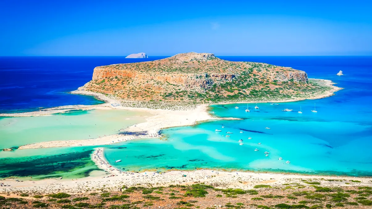 Paradisul din Creta transformat în „iadul pe Pământ”. Mii de turiști s-au înghesuit pe celebra plajă. VIDEO
