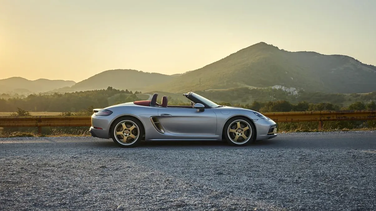 Porsche Boxster electric nu a murit. Prototipul surprins aproape complet descoperit pe Nürburgring arată cât de aproape este lansarea