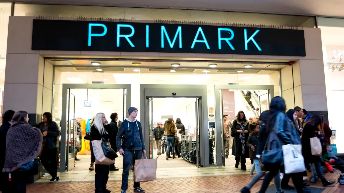 Primark angajează în magazinele din România. Ce program trebuie să accepte viitorii salariați