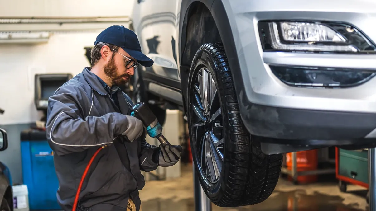 Regula pe care multe persoane nu o cunosc când merg cu mașina în service. Ce trebuie să permită atelierul auto