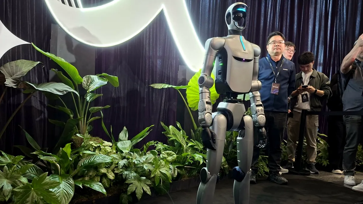 Roboții umanoizi au cucerit IFA 2026: au spălat rufe, au făcut salturi și chiar s-au îmbrăcat în panda