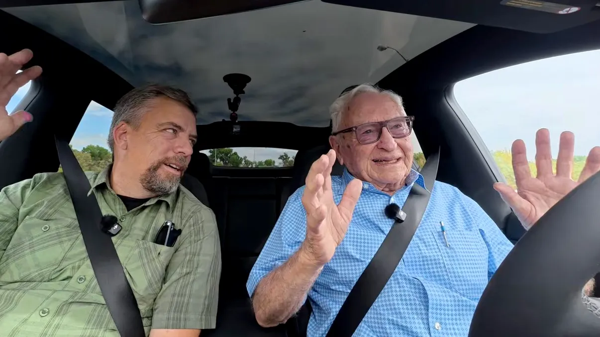 Elon Musk promovează cazul unui șofer de 98 de ani care spune că nu mai urmărește drumul. Tesla avertizează că FSD trebuie supravegheatElon Musk promovează cazul unui șofer de 98 de ani care spune că nu mai urmărește drumul. Tesla avertizează că FSD trebuie supravegheat