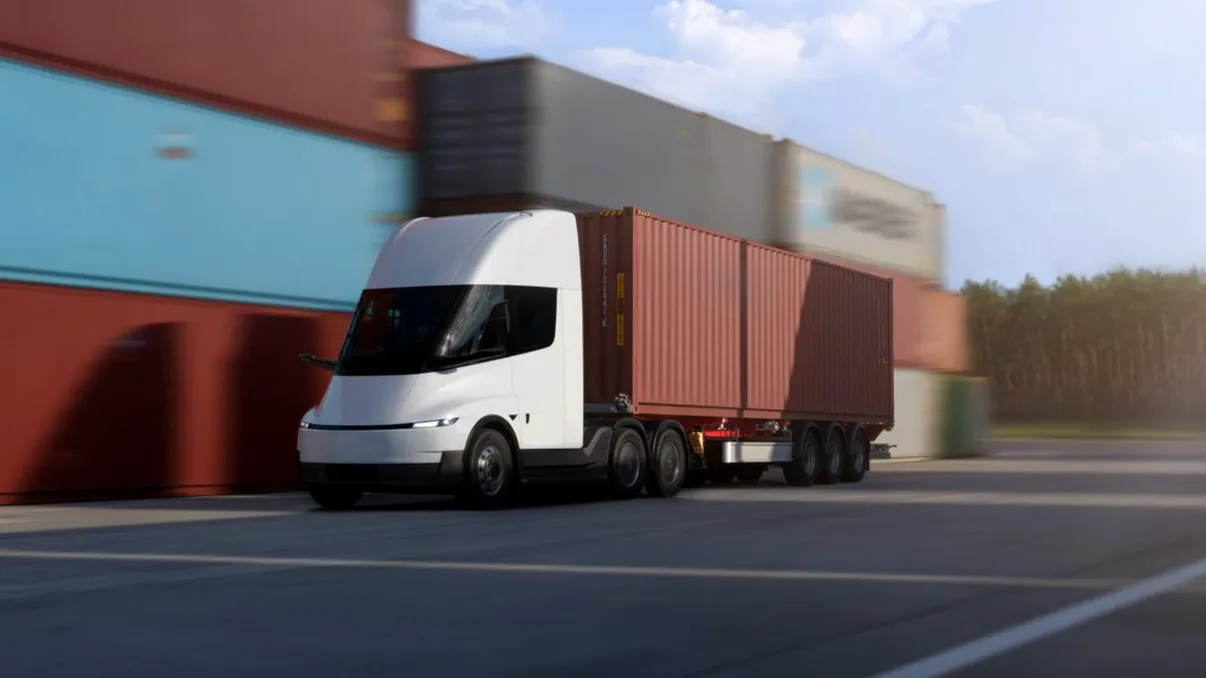 Tesla Semi vine în Europa cu 550 km autonomie și încărcare la 800 kW. Ce înseamnă pentru transportatorii din România