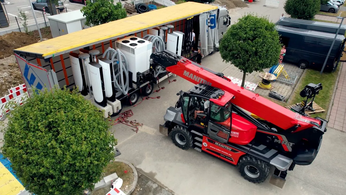 Tesla aduce Superchargerul pliabil: 16 puncte de încărcare sosesc pe un singur camion