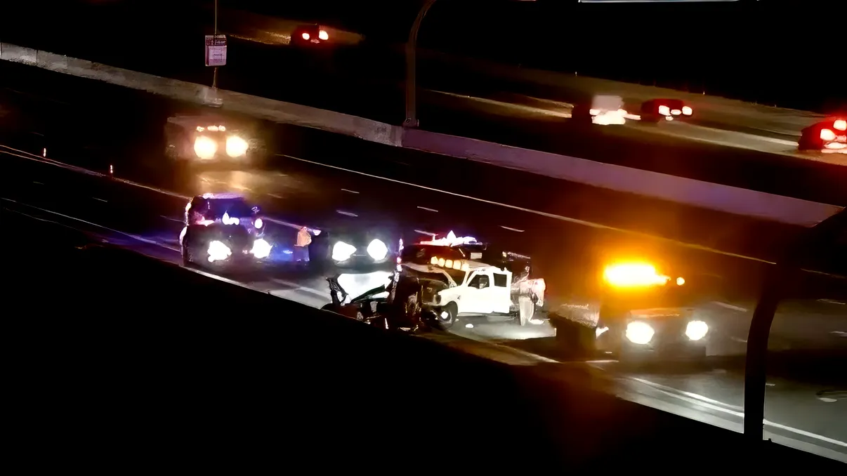 Al doilea accident mortal cu un Tesla oprit pe autostradă și asistența activă: două cazuri aproape identice ridică întrebări serioase