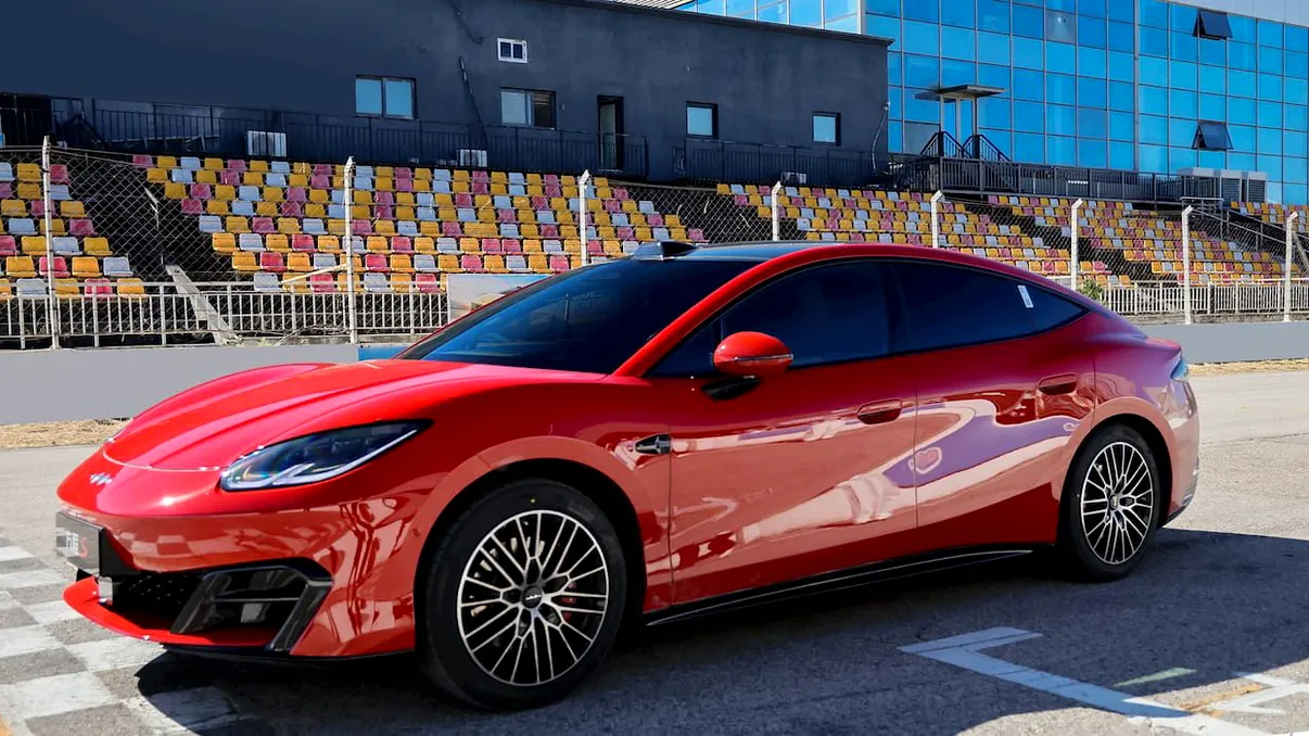BYD atacă Tesla cu o berlină de la aproximativ 24.000 de euro și până la 900 km autonomie