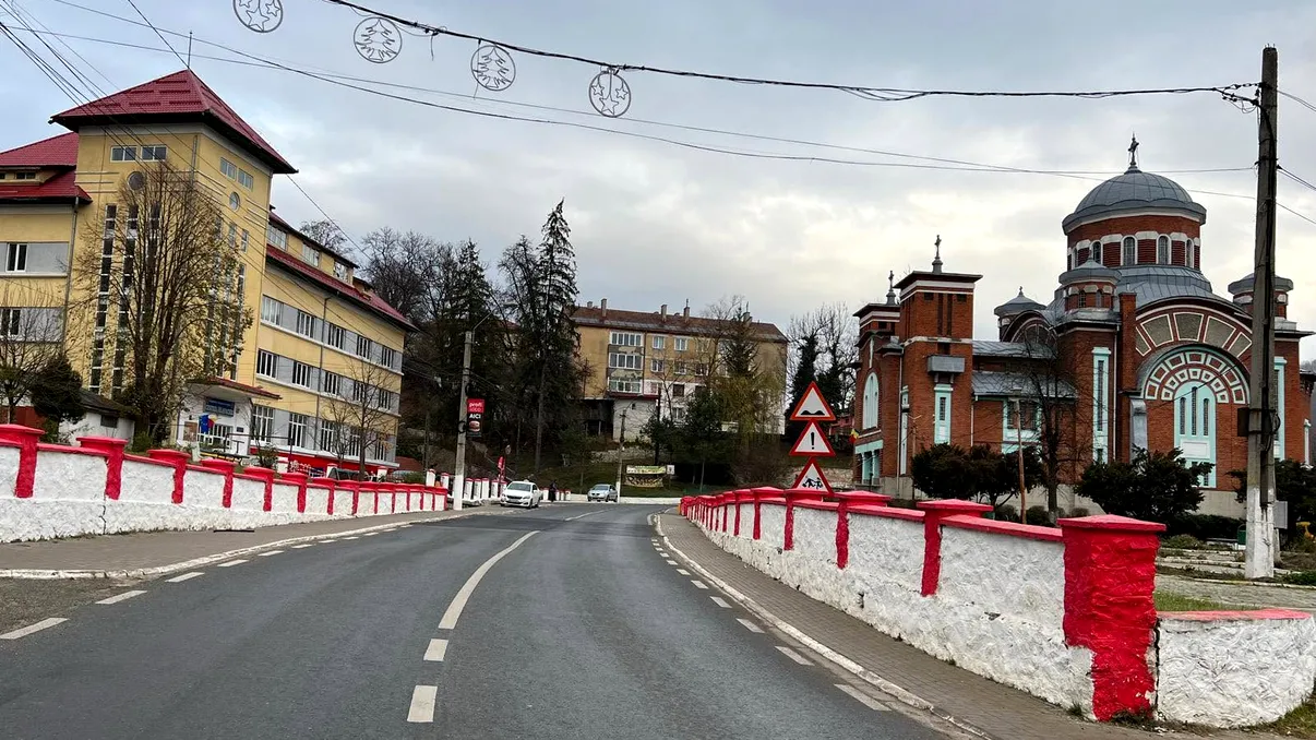 Orașul din România în care sunt mai multe locuințe decât familii. De ce au rămas atât de multe case goale