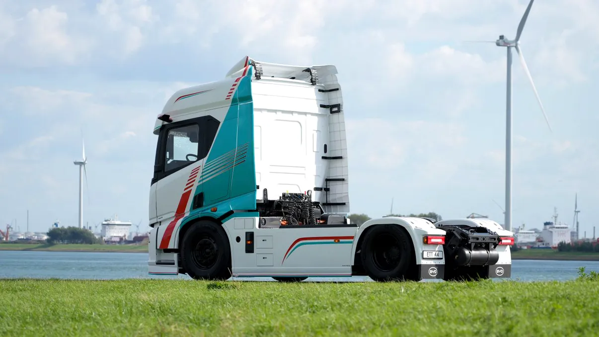 BYD atacă piața europeană cu un camion electric de 44 de tone: 600 km autonomie și aproape 400 km recuperați în 20 de minute