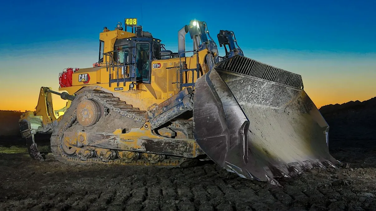 Buldozerul de 117 tone care folosește tehnologie de locomotivă: Caterpillar promite cu până la 25% mai puțin combustibil