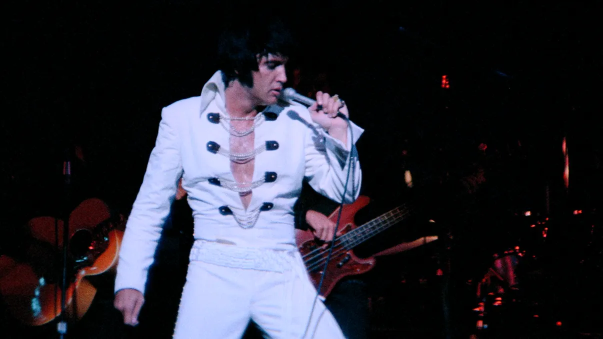 Elvis Presley revine pe scenă într-un film spectaculos cu imagini pierdute zeci de ani. Când apare în România