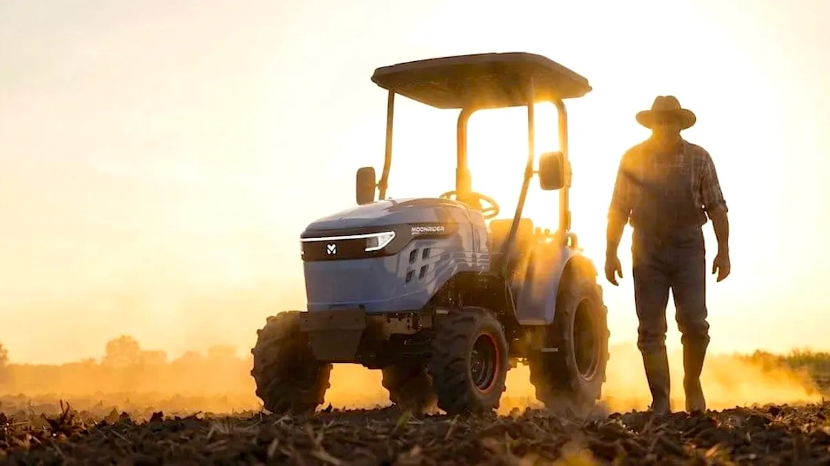 Tractorul electric care se încarcă singur la soare: poate lucra cinci ore și câștigă autonomie cât stă pe câmp
