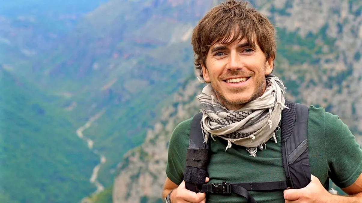 INTERVIU EXCLUSIV | Simon Reeve, față în față cu sălbăticia: poveștile din spatele celor mai riscante călătorii ale sale din seria documentară „Wilderness”