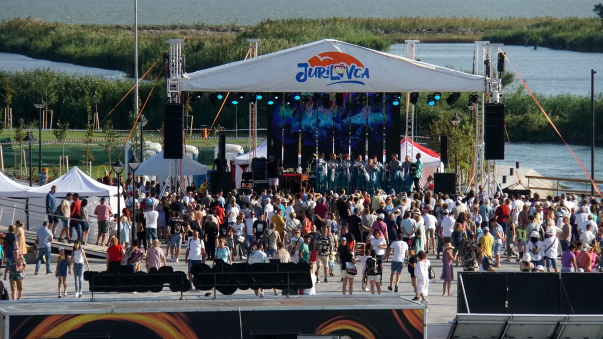 Mii de români înșelați de ChatGPT s-au dus la un festival care nu există. Lecția de AI de la Jurilovca