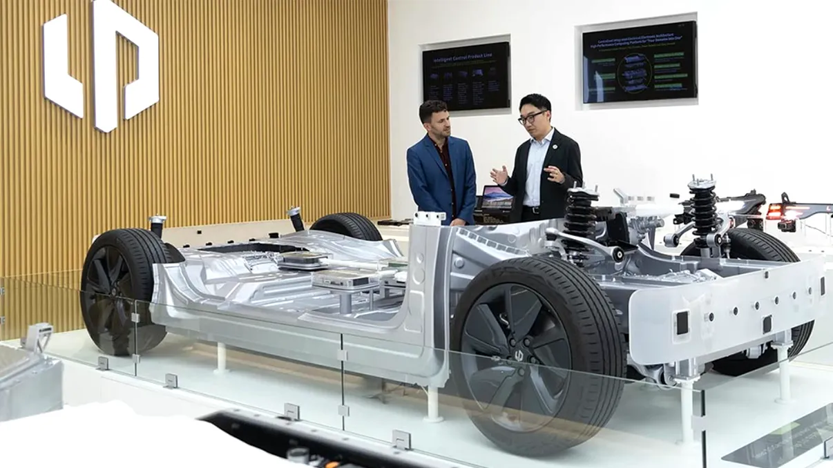 Mașinile electrice ar putea scăpa de bateria de 12V. Soluția ingenioasă a inginerilor Leapmotor care schimbă modul în care funcționează automobilele