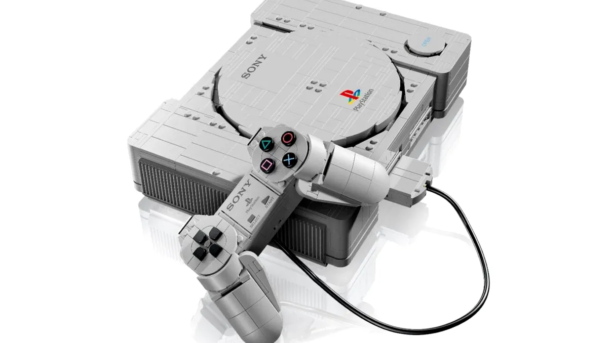 PlayStation-ul original revine în 2026, dar din LEGO. Replica aproape 1:1 are aproape două mii de piese. Cât costă în România