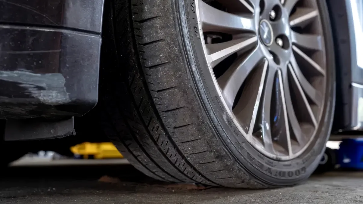 Valvă de anvelopă care scapă aer: cum verifici ventilul și când trebuie schimbat senzorul TPMS