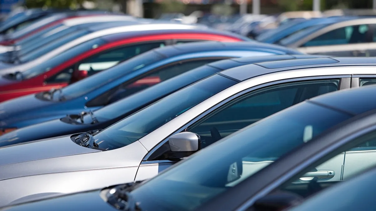 Ce amendă riști dacă nu asiguri mașina după ce ai parcat. Regula valabilă și pentru automobilele cu transmisie automată