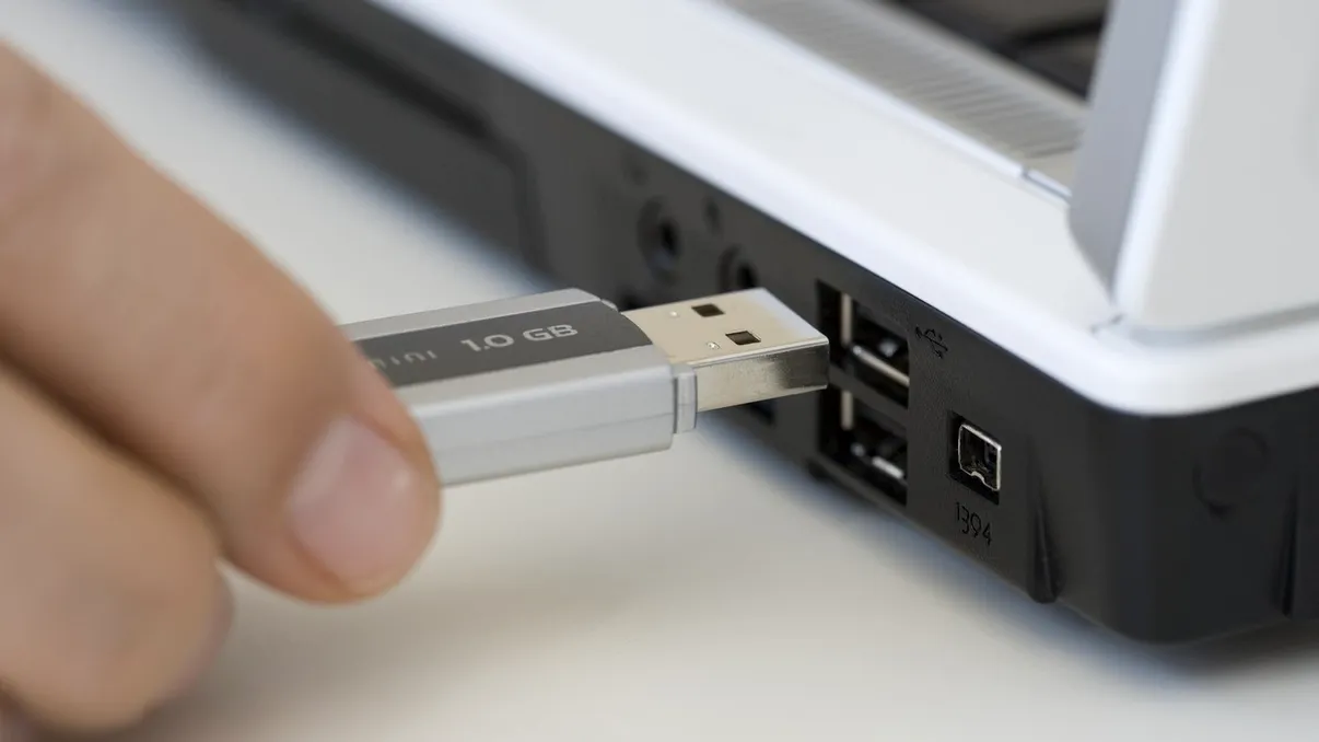 De la ce vine prescurtarea USB. O folosim aproape zilnic, dar puțini știu ce înseamnă cele trei litere