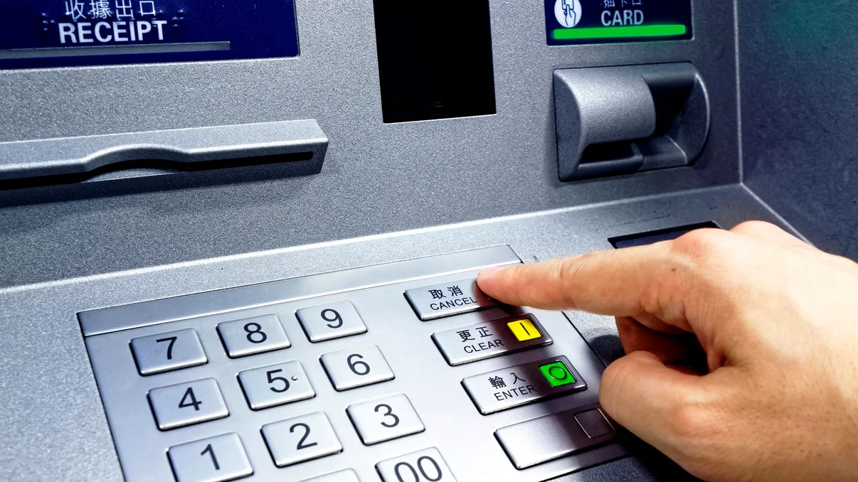 Card blocat după trei PIN-uri greșite. Ce se întâmplă la bancomat și cum îți recuperezi accesul