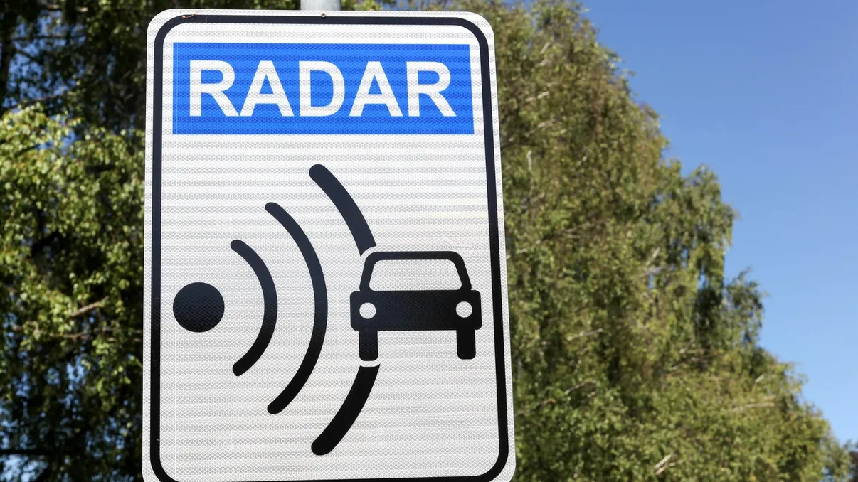 Este legal să-i avertizezi pe ceilalți șoferi că urmează radarul? Diferența dintre Waze și flash-uri