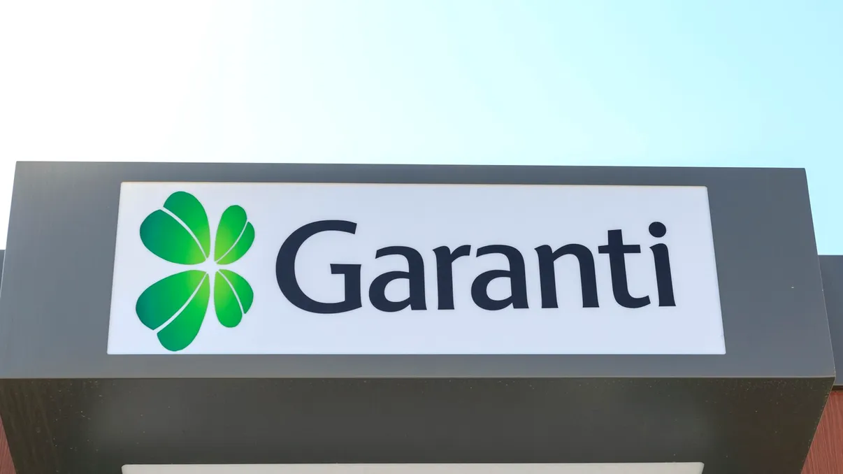 Ce se întâmplă cu clienții Garanti Bank după preluarea de către Raiffeisen. Când vor fi mutate conturile și schimbate cardurile