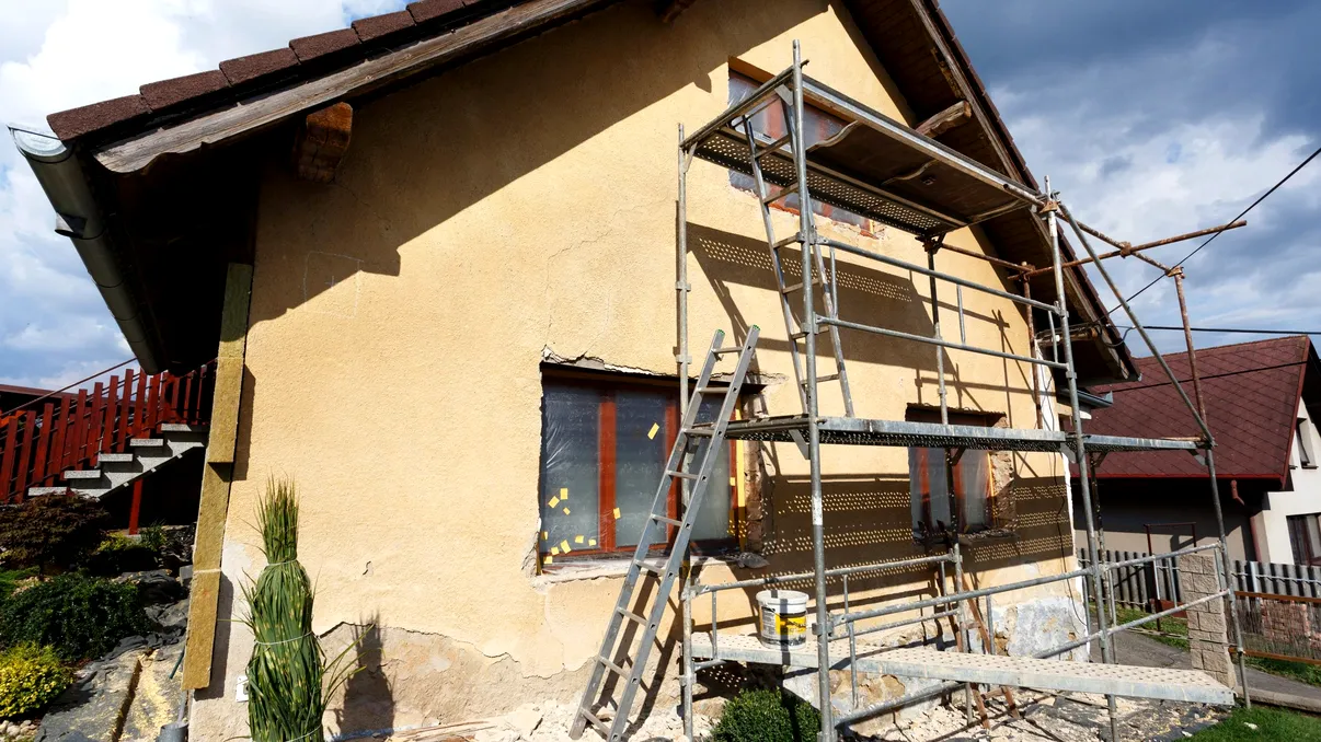 Poți fi obligat să-l lași pe vecin să intre în curtea ta pentru a-și repara casa? Când nu îi poți refuza accesul