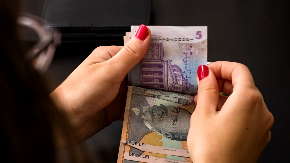 Cele mai mici măriri de salariu oferite de angajatori. Românii povestesc experiențele care i-au făcut să-și caute alt job