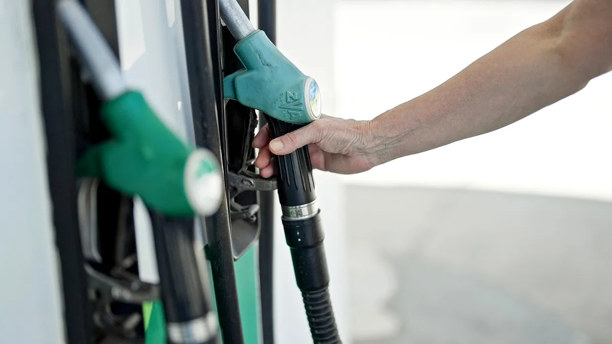 Cât costă azi motorina și benzina. Cu cât plătesc șoferii în plus la un plin față de septembrie 2025