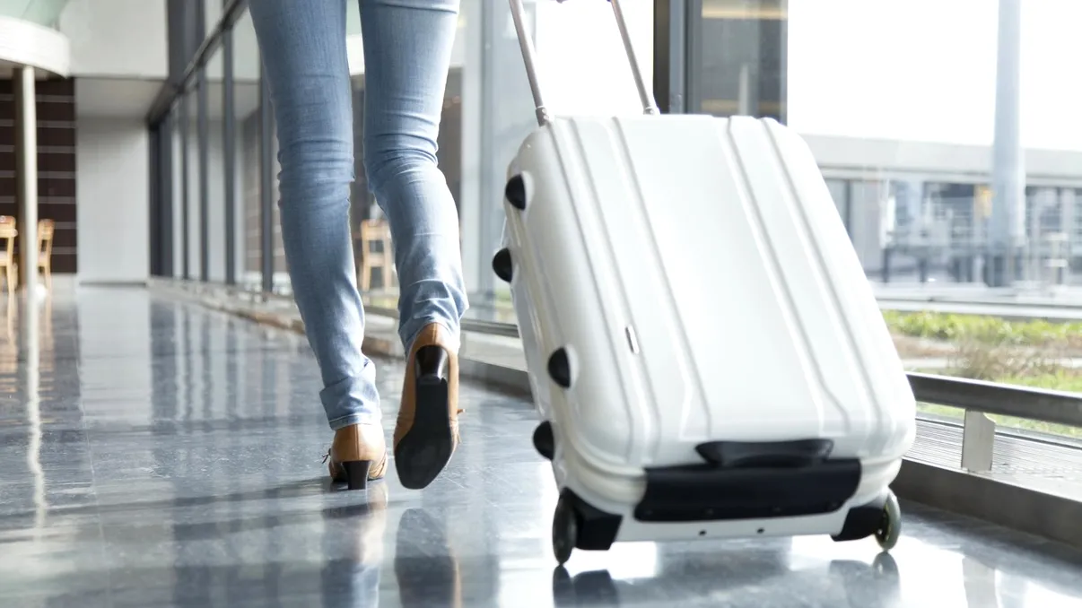 Ai cumpărat online biletul de avion și compania ți-a pierdut bagajul. Unde poți cere despăgubiri după noua decizie CJUE