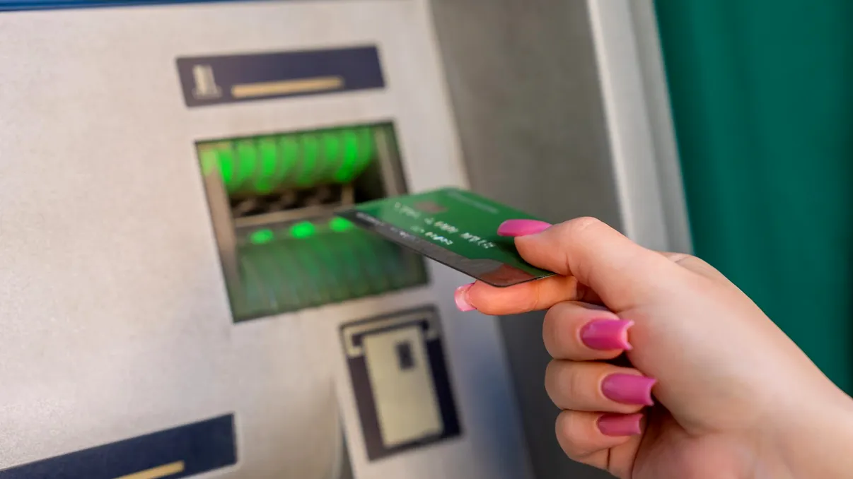 Noi reguli pentru retragerile de la bancomat. Băncile ar putea fi obligate să accepte suma aleasă de client