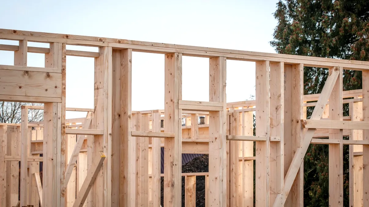 Ce trebuie să facă proprietarii construcțiilor fără autorizație până în august 2027. Noua procedură pentru intrarea în legalitate