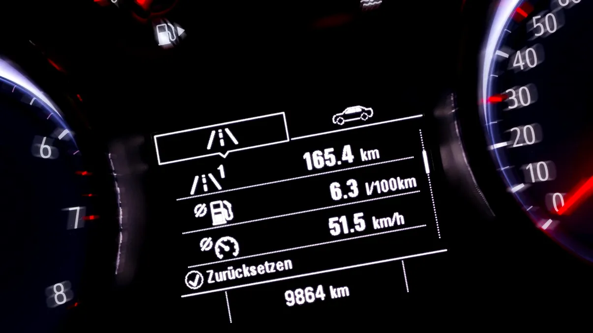 Viteza la care mașina începe să „mănânce” serios carburant. Cât consumi la 90, 110, 130 și 140 km/h