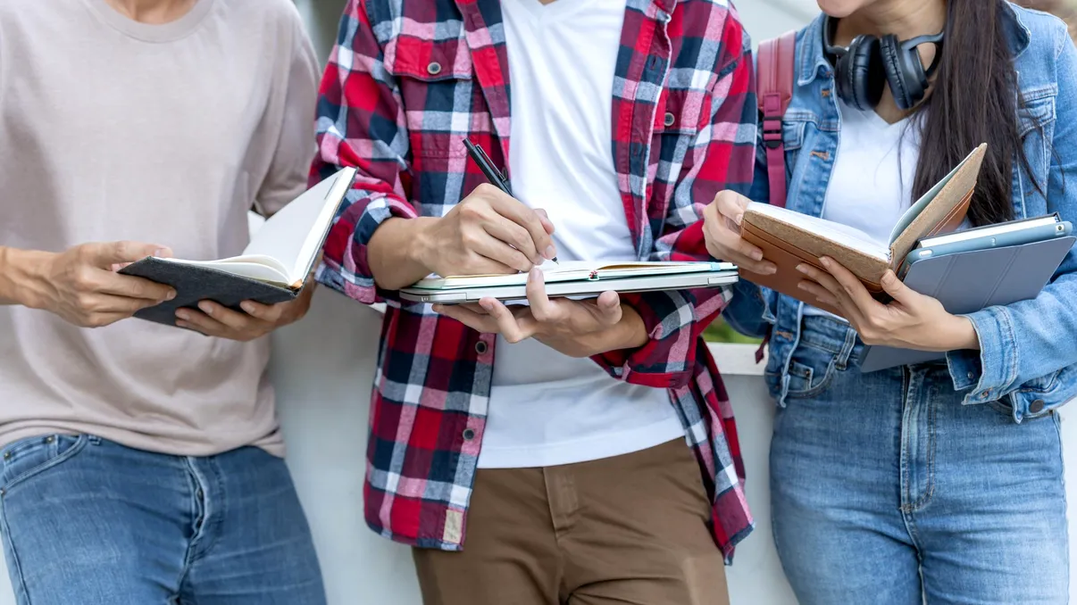 Ce vor să studieze tinerii români în străinătate în 2026. Domeniul care a ajuns pe primul loc și țările preferate