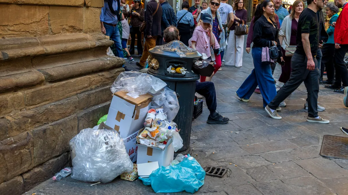 Românii aruncă anual peste 3,45 milioane de tone de mâncare. Cât ajunge la gunoi, în timp ce 27% din populație este expusă riscului de sărăcie