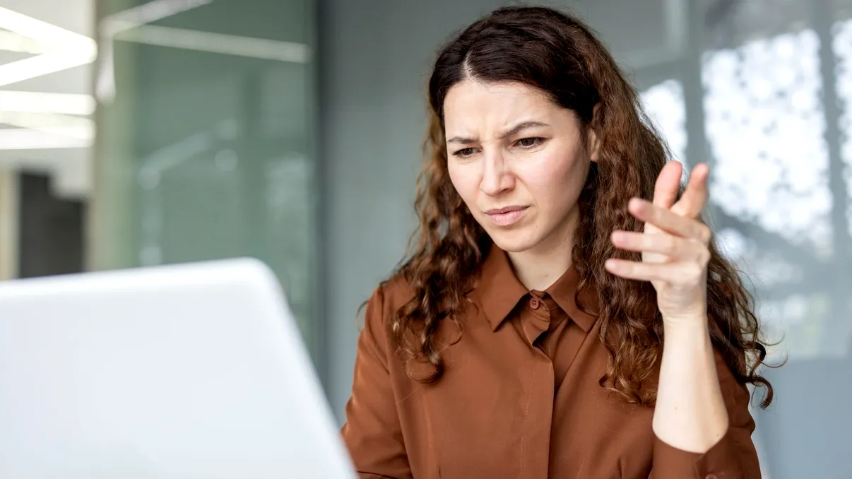 De ce a devenit tot mai dificil să te angajezi în România. O tânără a trimis peste 200 de CV-uri în patru luni