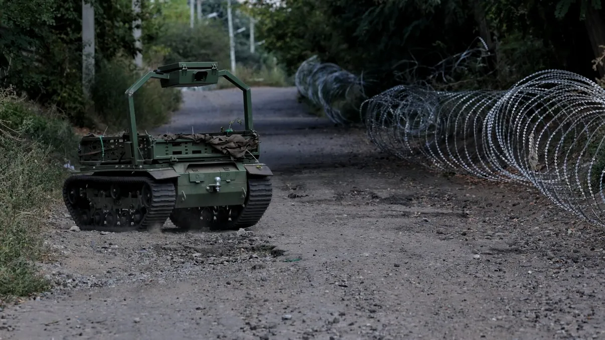 Roboții intră în prima linie în Ucraina: cum sunt folosiți pentru atacuri și deminare