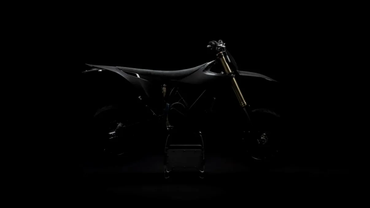 Motocicleta electrică de numai 123 kg și peste 80 CP vine într-o serie de 500 de exemplare. Titanul face diferența la Stark VARG SM Sköll