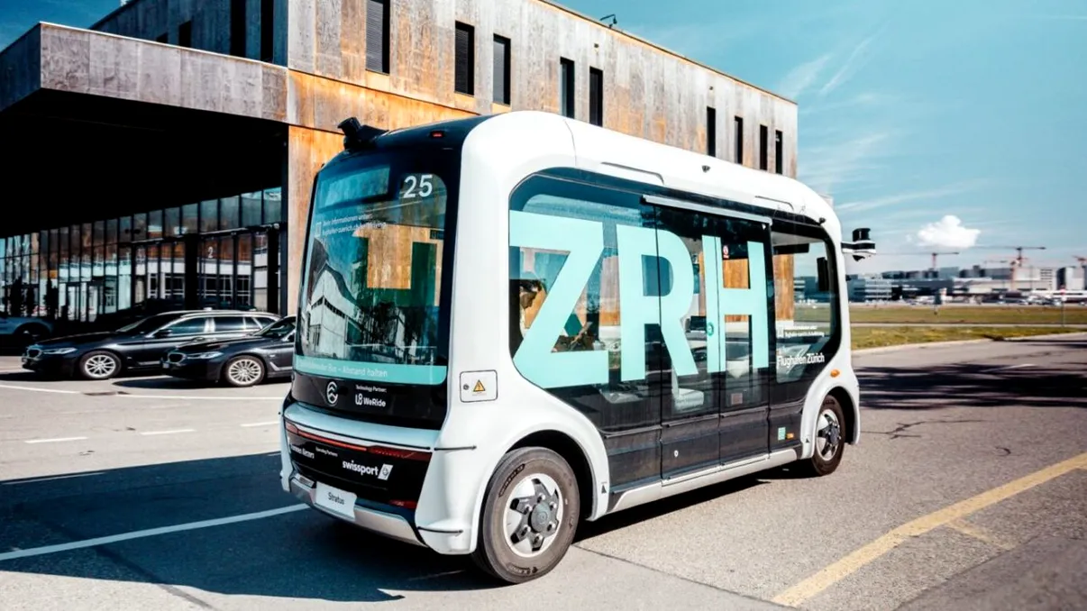 Aeroportul unde autobuzul vine fără șofer: două vehicule autonome de nivel 4 circulă deja singure prin Zürich
