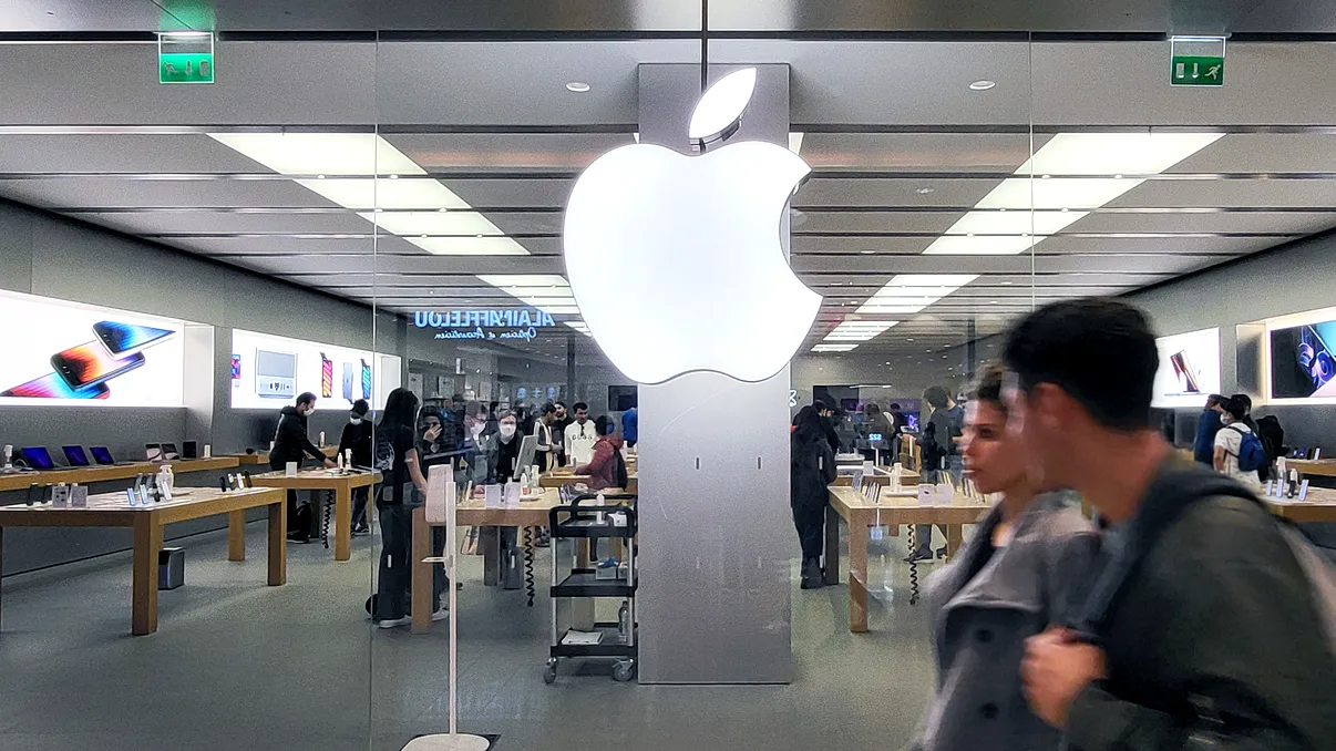 Apple înăsprește regulile pentru aplicațiile care „dezbracă” oameni cu AI. Trucul prin care unele ajungeau pe iPhone