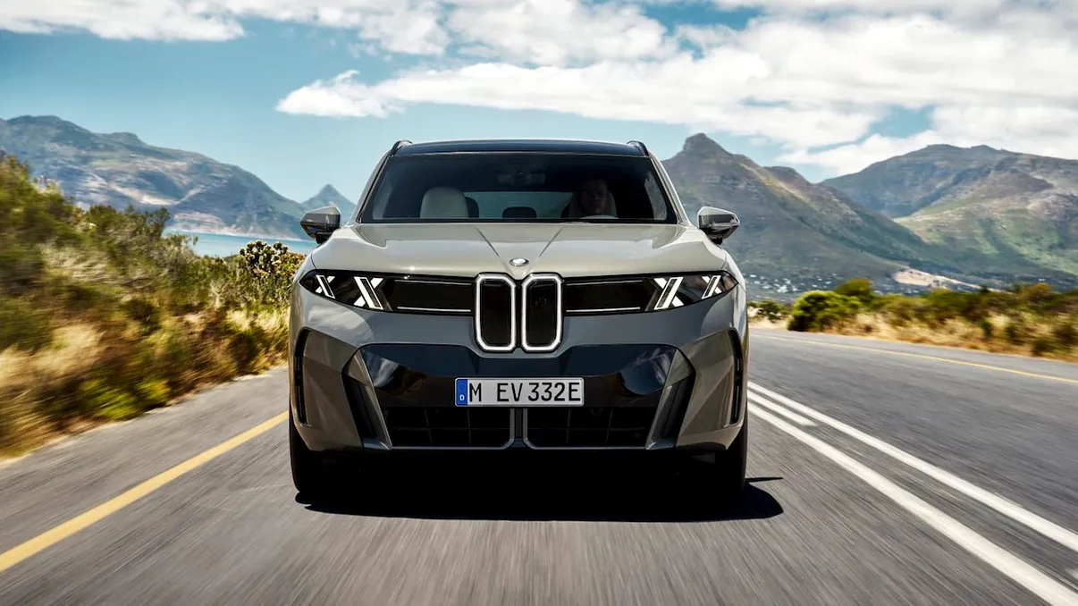 Noul BMW iX5 a fost surprins pe șosea înainte de lansare. SUV-ul electric cu 850 km autonomie și faruri spectaculoase vine și în România