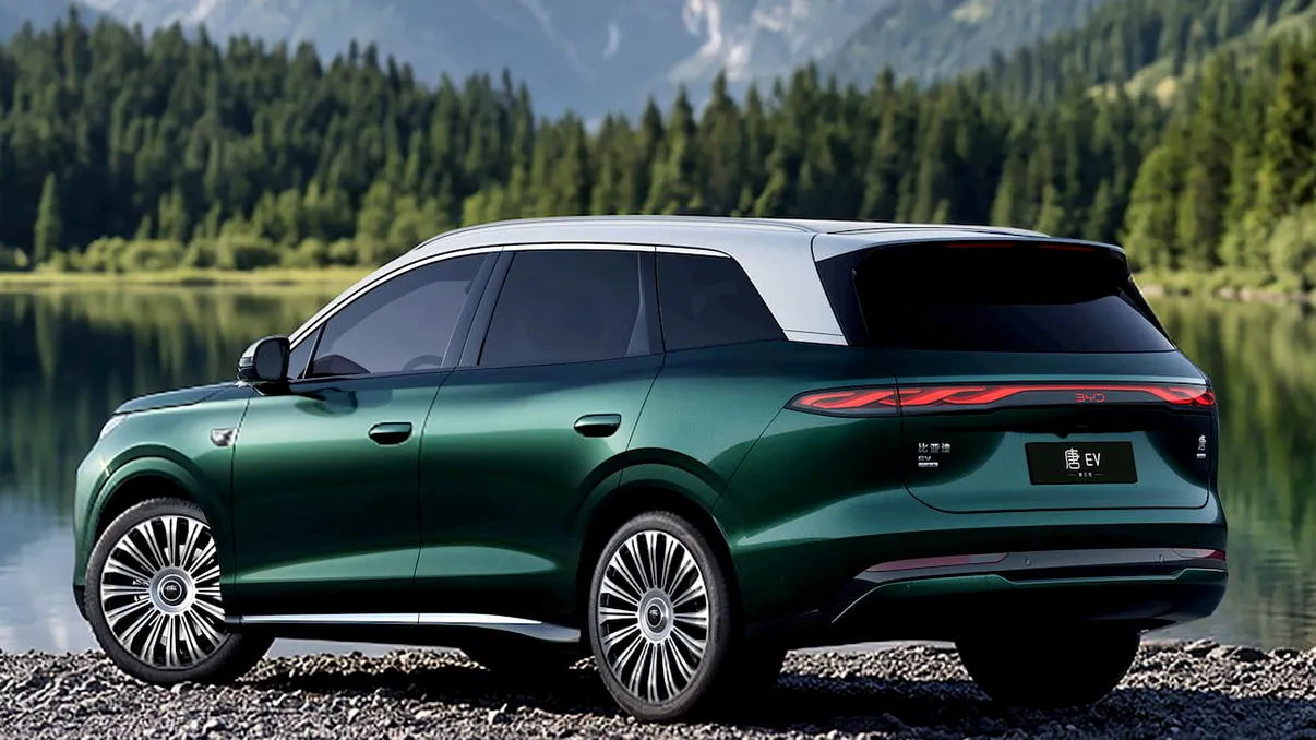 BYD transformă bordul unui SUV electric într-un cinematograf digital. Două ecrane uriașe și încărcare de la 10% la 70% în 5 minute