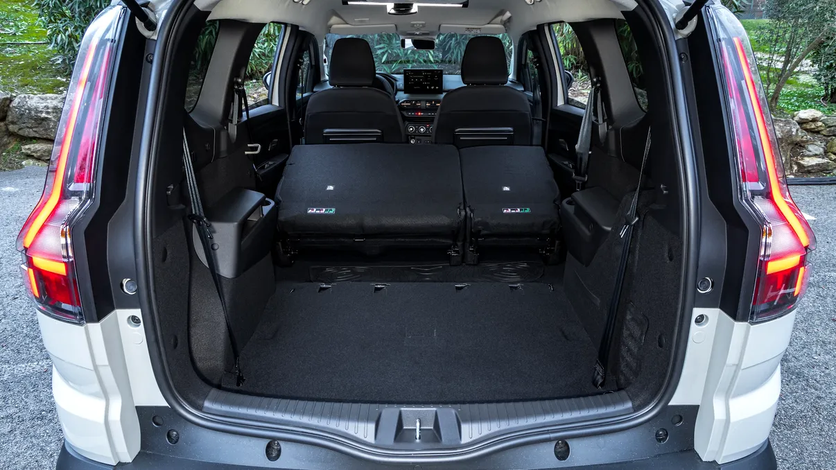 Dacia Jogger cu bagaje între scaune: de ce obiectele nefixate devin periculoase la frânare