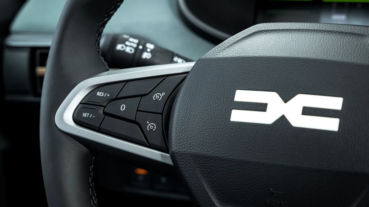 Dacia Sandero cu limitator de viteză: funcție utilă în oraș sau dotare pe care o uiți repede