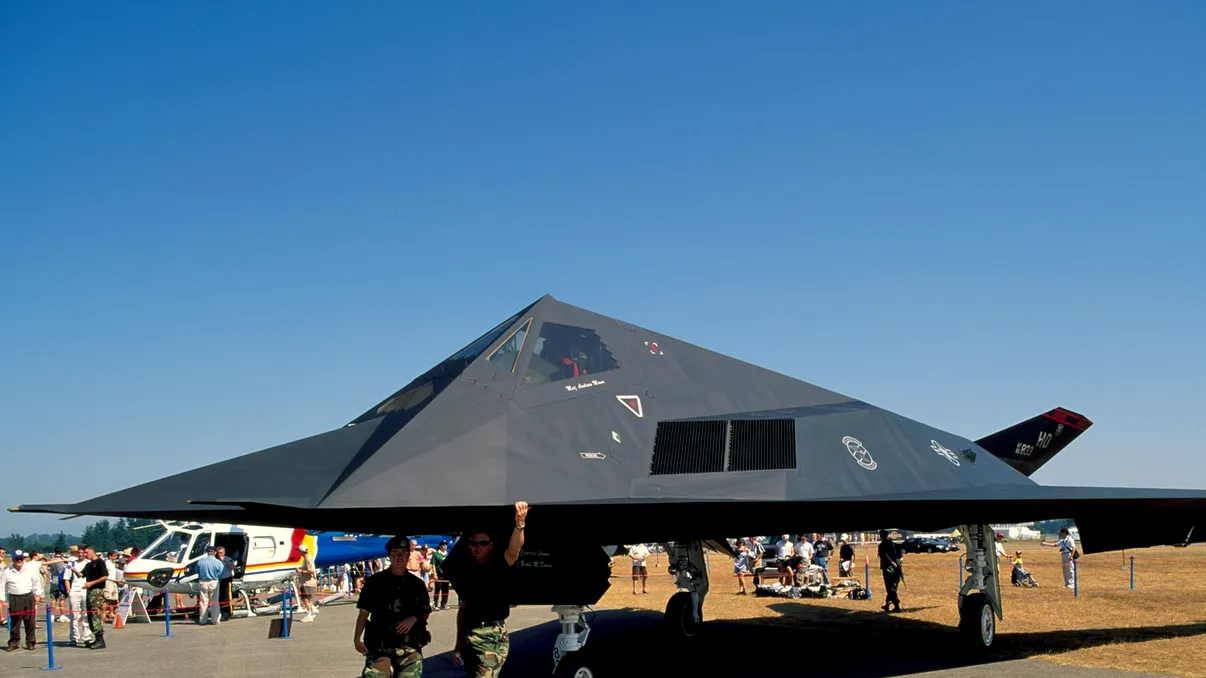 F-117A Nighthawk, avionul invizibil care a luptat în patru războaie, ajunge la muzeu