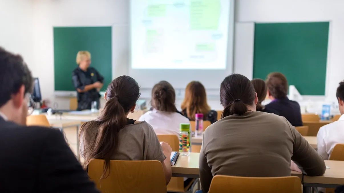 Facultate imediat după BAC sau câțiva ani de muncă? Discuția care a împărțit românii: 